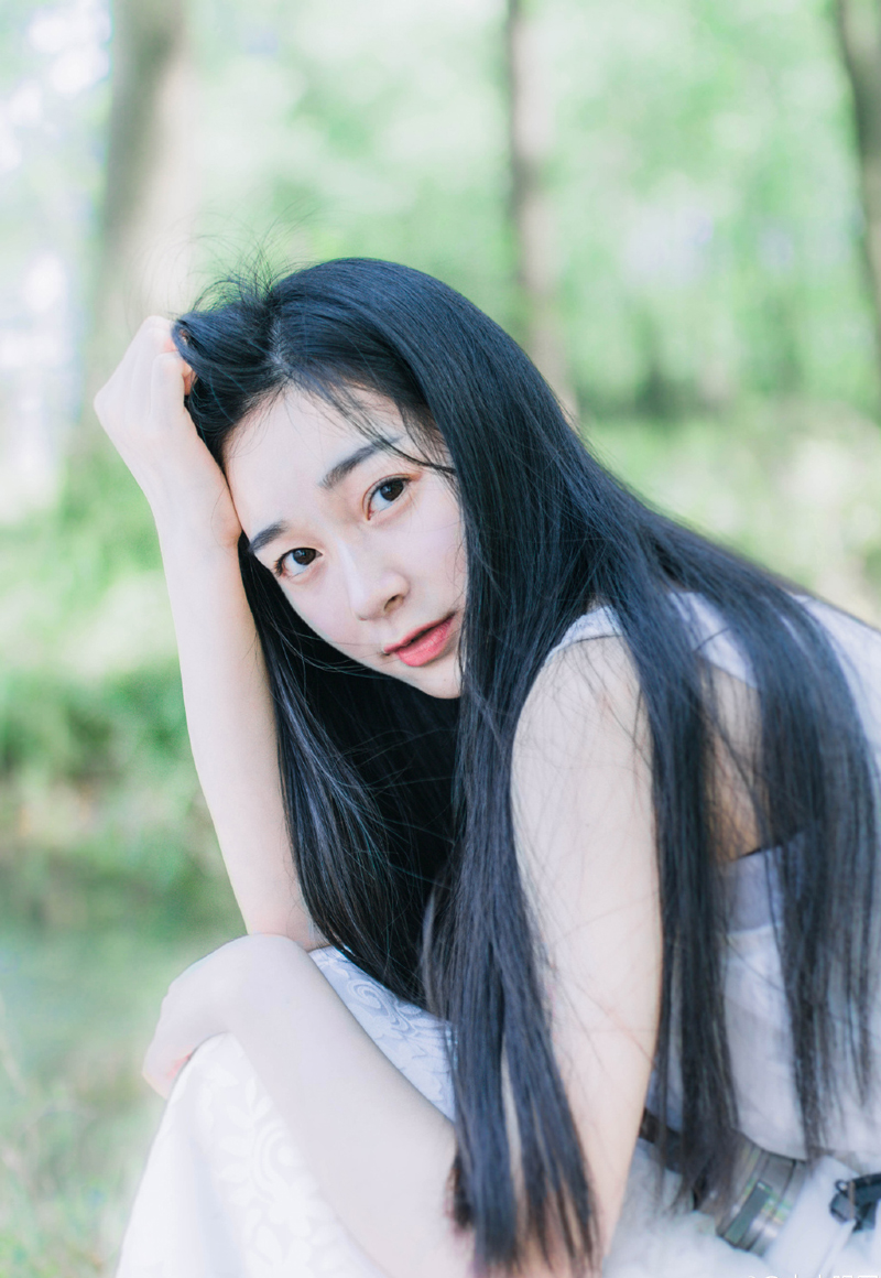 “庞先生误会，此乃刘璝一人之言，与我等无关，我等并无此意。”大帐中，短暂的寂静之后，一名武将突然站出来，微笑着来到庞统身边，瞪眼看向两名刘璝的亲卫，厉声喝道：“大胆，还不松开庞先生。”